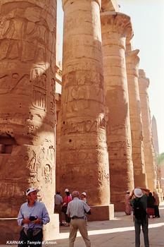 LOUQSOR, Temples de Karnak – Grand Temple d'Amon, salle hypostyle, les 12 colonnes papyriformes de la nef centrale soutenaient un plafond à 25m de hauteur