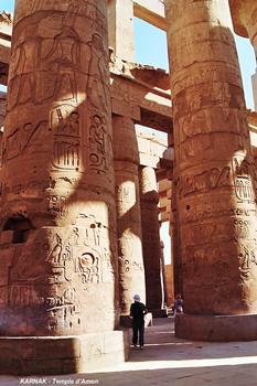 LOUQSOR, Temples de Karnak – Grand Temple d'Amon, salle hypostyle, disposés entre les plafonds des bas-côtés et celui de la nef centrale des claustras donnaient la lumière sur cette dernière