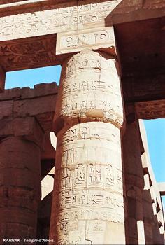 LOUQSOR, Temples de Karnak – Grand Temple d'Amon, salle hypostyle, colonnes des bas-côtés (la toiture de la salle hypostyle était supportée par 134 colonnes)