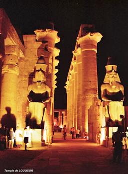 LOUQSOR – Temple de Louqsor, grande colonnade de l'allée processionnelle avec les colosses de Ramsès II assis