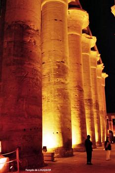 LOUQSOR – Temple de Louqsor, grande colonnade de l'allée processionnelle d'Aménophis III (14e siècle AV.JC), 14 colonnes aux chapiteaux en fleur de papyrus éclose