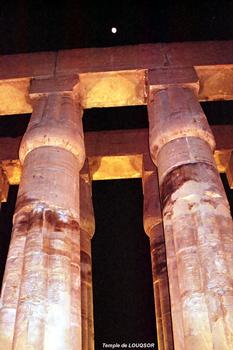 LOUQSOR – Temple de Louqsor, avant-cour d'Aménophis III, détail sur la double rangée de colonnes fasciculées du péristyle