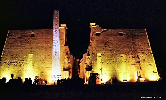 LOUQSOR – Temple de Louqsor, pylone et obélisque de Ramsès II (13e siècle AV.JC)
