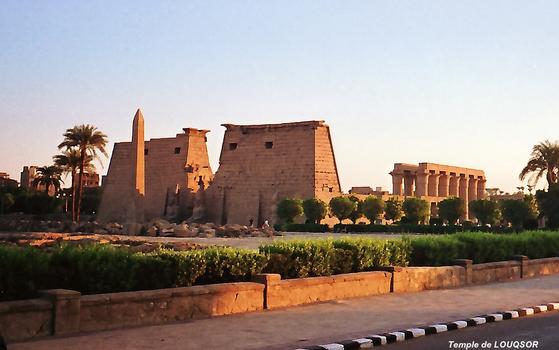 LOUQSOR – Temple de Louqsor, vue du nord-ouest sur le pylone de Ramsès II et la grande colonnade