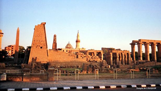 LOUQSOR – Temple de Louqsor, cour de Ramsès II avec la mosquée Abou El Haggag