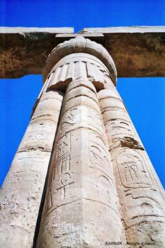 LOUQSOR, Temples de Karnak – Grand Temple d'Amon, portiques à colonnes en faisceau de papyrus