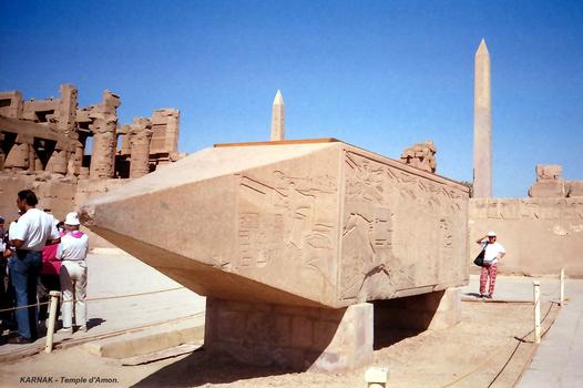 LOUQSOR, Temples de Karnak – Grand Temple d'Amon, bloc sommital du 2e obélisque d'Hatchepsout, le 1er est visible sur la droite de l'image (15e AV. JC)
