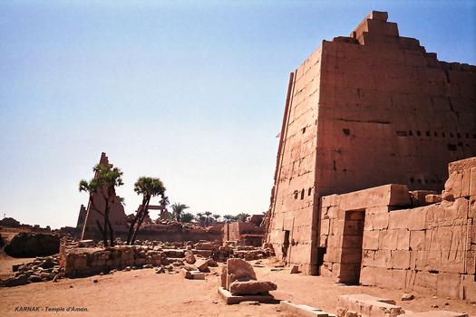 LOUQSOR, Temples de Karnak – Enceinte du Grand Temple d'Amon, vestiges des 8e, 9e et 10e pylones (avenue conduisant à l'enceinte de Mout)