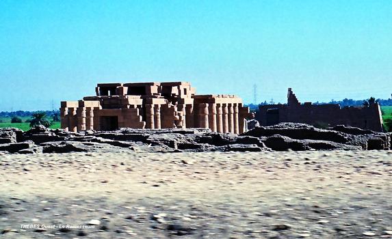 THÈBES Ouest – Vestiges du « Ramesseum », ce vaste ensemble monumental, élevé par Ramsès II, comprenait son temple jubilaire et funéraire
