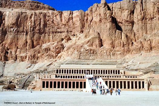 THÈBES Ouest – Temple funéraire et jubilaire d'Hatchepsout (15e siècle AV.JC), au pied de la falaise de Deir El Bahari, 4 jours avant la tragique journée du 17 novembre 1997