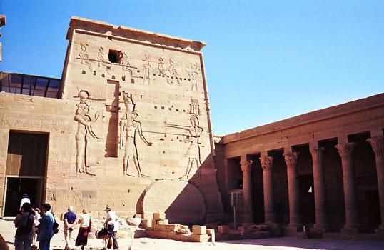 PHILAE – Temple d'Isis, cour du mammisi, 2e pylone et 2e colonnade Est, à droite