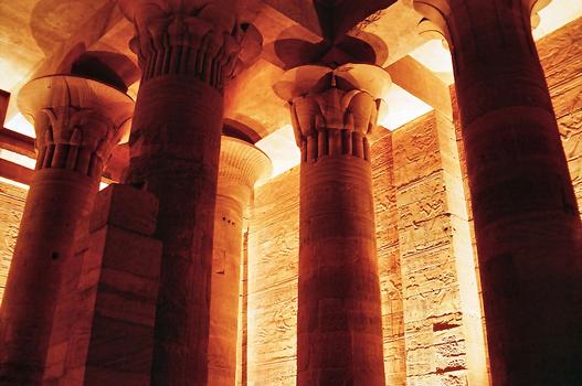 PHILAE – Temple d'Isis, chapiteaux de la salle hypostyle