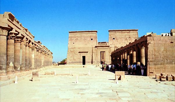 PHILAE – Temple d'Isis, 1er pylone et avant-cour avec la grande colonnade occidentale, à gauche
