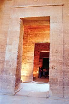 PHILAE – Temple d'Isis, depuis la cour centrale, vue sur le couloir qui conduit au naos