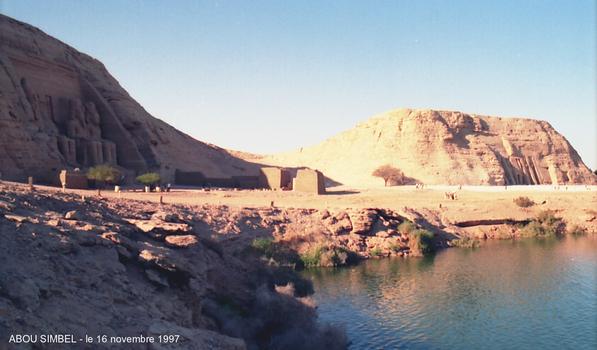 Abu Simbel: Tempel des Ramses und der Nefertari (rechts). Ursprünglich am Ufer des Nils gelegen wurden die Tempel 65 Meter höher und 210 Meter westlich vom alten Flußbett wieder aufgebaut, bevor der Nasser-See den Tempel überschwemmen konnte