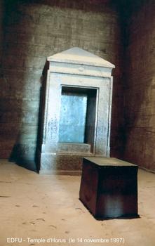 Edfou - Temple d'Horus, le Naos avec la niche taillée dans un monolithe de syenite, où la statue du dieu était abritée