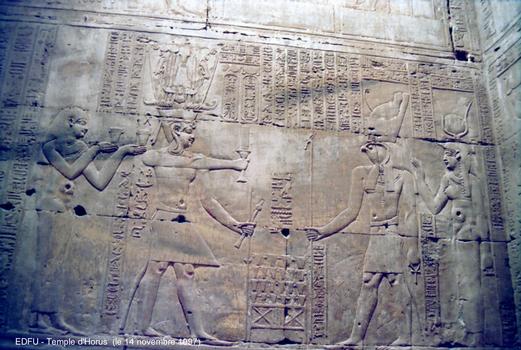 Edfou - Temple d'Horus, sur ce bas-relief Horus et son épouse Hathor reçoivent des offrandes