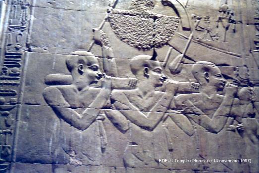 Edfou - Temple d'Horus, détail d'un bas-relief, prêtres portant la barque sacrée