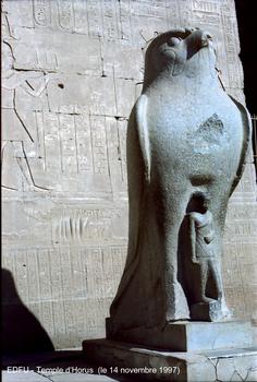 Edfou - Temple d'Horus, statue en granit du dieu-faucon