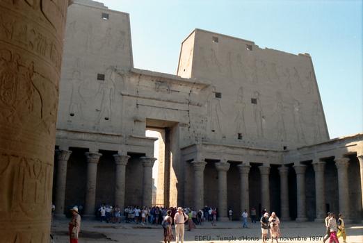 Edfou - Temple d'Horus, adossée au pylone d'entrée, la cour à péristyle