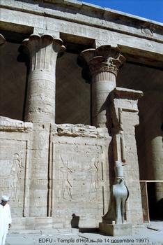 Edfou - Temple d'Horus, statue du dieu-faucon Horus à l'entrée de la salle hypostyle extérieure