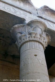 Edfou - Temple d'Horus, péristyle de la cour, des vestiges des couleurs d'origine sont visibles sur ce chapiteau composite et sur ce linteau