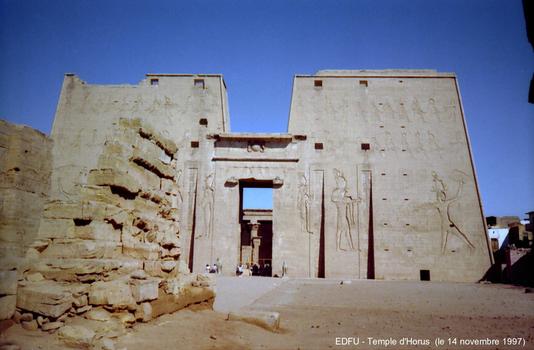Edfou - Temple d'Horus, ce temple de l'époque ptolémaïque est l'un des mieux conservés de l'Egypte pharaonique