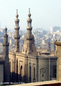 LE CAIRE – sur la place Salah el-Din, la mosquée el-Rifaï, construite de 1869 à 1912, abrite des tombes royales