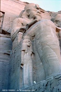 Abu Simbel: Tempel des Ramses II : Nördliche Skulpturen-Gruppe der Fassade. Die Königin Nefertari steht am Fuß der 21 Meter hohen Kolossalstatue ihres königlichen Ehemanns