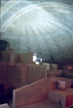 Abu Simbel: Tempel des Ramses II. Um den Tempel vor dem Stausee das Assuan-Damms zu retten, wurde ein künstlicher Hügel errichtet, der von einer halbkreisförmigen Kuppel gehalten wird, währen eine weiters Bauwerk, die Decke des Tempels trägt (unterer Teil des Fotos)