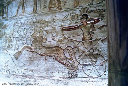 Abou Simbel - Temple de Ramsés II : Les parois du temple illustrent les conquètes militaires du pharaon, qui est représenté sur ce char à la bataille de Qadesh, contre les Hittites.