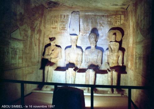 Abou Simbel - Temple de Ramsés II: Le Naos reçoit les rayons du soleil levant deux fois par an: les 20 février et 20 octobre. Le roi déifié, est assis en compagnie des trois principaux dieux nationaux de l'époque ramésside, de gauche à roite: Ptah de Memphis, Amon-Rê de Thèbes, Ramsès II, Rê-Harakhte d'Héliopolis