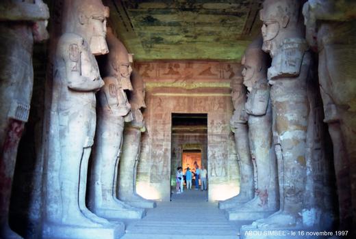 Abou Simbel - Temple de Ramsés II: Plusieurs salles précèdent le naos situé à 60 m de l'entrée. Ici dans la 1ere salle, 8 colonnes représentant Ramsés II soutiennent le plafond