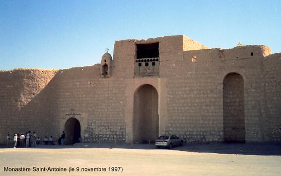Monastère fortifié de Saint-Antoine (Deir Mar Antonios) Construit par les disciples de Saint-Antoine «du désert» (Saint-Antoine «le Grand»), au 4e siècle, c'est le plus ancien monastère d'Egypte, occupé sans interruption depuis plus de 16 siècles