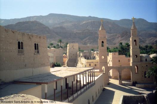 Monastère fortifié de Saint-Antoine:Des moines Coptes orthodoxes habitent ce monastère, qui peut accueillir des pèlerins