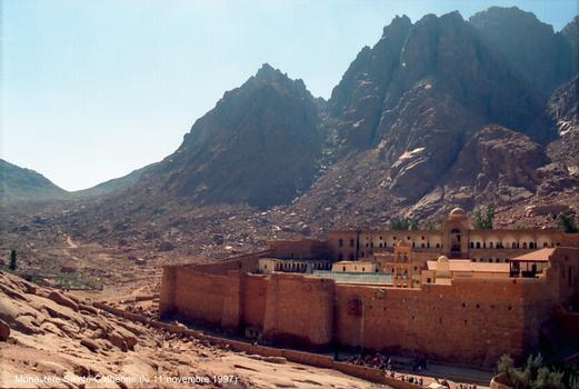 Monastère de Sainte-Cathérine : Construit au 6e siècle,sur ordre de l'Empereur Justinien,sur le site biblique du «Buisson ardent».Il est situé à 1570 m d'altitude, au pied du Mont Moïse(Mont Sinaï)