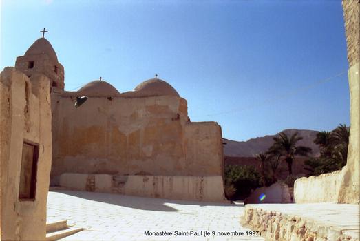Monastère fortifié de Saint-Paul - Ce monastère comporte trois églises