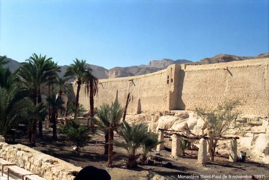 Monastère fortifié de Saint-Paul : Ce monastère est construit autour d'une source, dans le désert, sur la rive occidentale du golfe de Suez