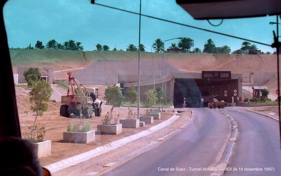 Tunnel Ahmed Hamdi, entrée Ouest (coté Afrique) – Ce tunnel percé sous le canal de Suez, situé 17 km au Nord de Suez, long de 1500m, inauguré en 1980, constitue la première «liaison terrestre» entre l'Egypte et son appendice asiatique