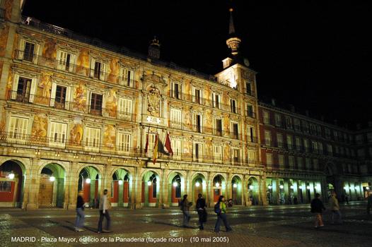 MADRID – « Plaza Mayor », oeuvre de Juan Gómez de Mora, construite au XVIIe, forme un rectangle de 120m x 90m