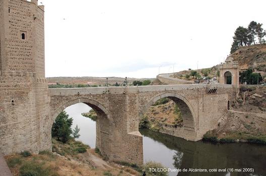 Puente de Alcántara, Toledo: Construit sur des fondations romaines, enjambe le rio Tajo (Tage) à l'Est de la ville