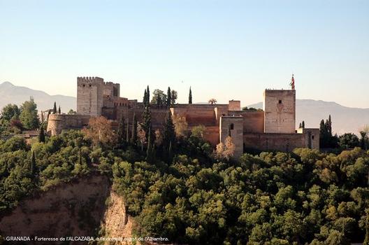 GRENADE (Andalousie) - l'ALHAMBRA, l'Alcazaba, cette forteresse du XIIIe occupe la pointe ouest de l'enceinte fortifiée