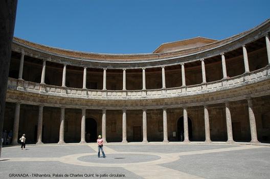 GRENADE (Andalousie) - l'ALHAMBRA, le Palais de Charles Quint, palais de style Renaissance édifié au XVIe pour l'Empereur, il possède un exceptionnel patio circulaire