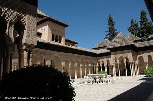 GRENADE (Andalousie) - l'ALHAMBRA, les « palais arabes », le Palais des Lions, 124 colonnes bordent la cour des Lions