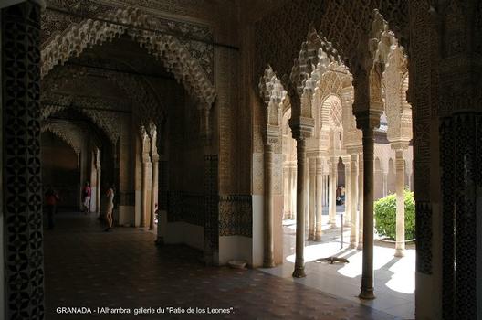 GRENADE (Andalousie) - l'ALHAMBRA, les « palais arabes », le Palais des Lions, 124 colonnes bordent la cour des Lions