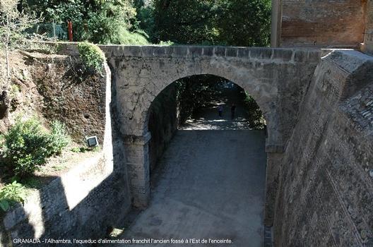 GRENADE (Andalousie) - l'ALHAMBRA, ce petit aqueduc conduit l'eau de la montagne dans la cité