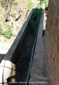 GRENADE (Andalousie) - l'ALHAMBRA, ce petit aqueduc conduit l'eau de la montagne dans la cité