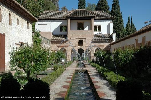 GRENADE (Andalousie) – Le GENERALIFE (déformation de Djannat al-Arif), construit au XIIIe à l'extérieur de l'enceinte fortifiée de l'Alhambra, c'était la résidence d'été des souverains Nasrides