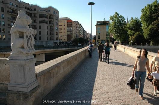 GRENADE (Andalousie) – «Puente Blanco», dans le prolongement de l'avenue Acera de Darro, le vieux «Puente Blanco» est réservé aux piétons pour traverser le rio Genil