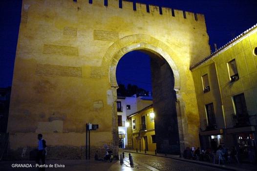 GRENADE (Andalousie) – «Puerta de Elvira», située à l'extrémité de la Calle de Elvira, cette porte est un vestige des remparts ouest de l'époque maure